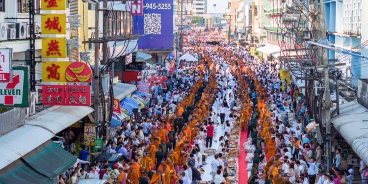 พุทธศาสนิกชนชาวหาดใหญ่ จ.สงขลา เชิญชวนร่วมกิจกรรมทำบุญตักบาตร แด่คณะสงฆ์ 10,000 รูป