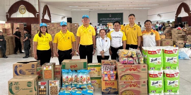 นายสุวิทย์ พรพานิช ประธานศาลอุทธรณ์ภาค 3, นายธีรพงค์ ทองมั่นคง รองเลขานุการศาลอุทธรณ์ภาค 3 และนางสาวศรีพร มีล่อง ผู้อำนวยการฯ พร้อมด้วยบุคลากรศาลอุทธรณ์ภาค 3 มอบสิ่งของอุปโภคบริโภคที่จำเป็นแก่ทหารแนวหน้าในเหตุการณ์ความไม่สงบชายแดนไทย-กัมพูชา