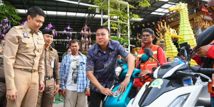 ชลบุรีเดินหน้าจัดระเบียบรถบนเกาะล้าน มอบสติ๊กเกอร์แยกประเภท 9 กลุ่ม ลดความแออัด ยกระดับความปลอดภัยนักท่องเที่ยว