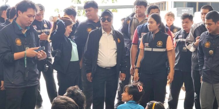 บุกตรวจโรงงานฉีดพลาสติกบ้านบึง พบแรงงานต่างด้าวผิดกฎหมาย 32 ราย ดำเนินคดีทั้งนายจ้างและลูกจ้าง