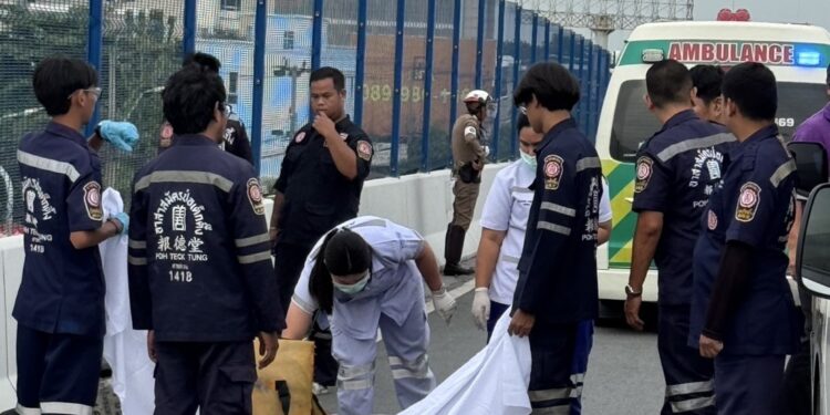 นนทบุรี หนุ่มรปภ.ขับขี่รถจยย.ชนท้ายรถกระบะดับ 1 ราย ก่อนเกิดเหตุซ้อนไรเดอร์ขับขี่รถจยย.ชนขอบทางดับ อีก 1 ราย