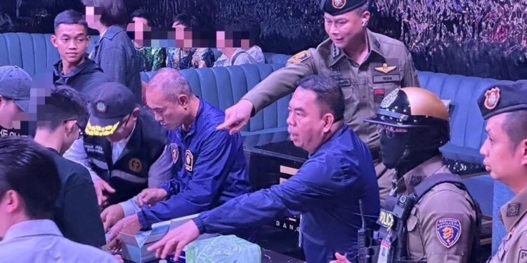 ตำรวจห้วยขวาง เอาจริง ปราบจริง   บุกตรวจผับรัชดาซอย 4   ตรวจนักเที่ยว+พนง. 140 ชีวิต  พบเค ส่งบำบัด 1 ราย สน.ห้วยขวาง ร่วม ปปส. เขตห้วยขวาง และ กก.ดส. ตรวจสถานบริการย่านห้วยขวาง ตามนโยบาย “No Drugs No Dealers” 