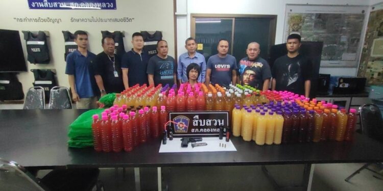 ปทุมธานี สืบสวนคลองหลวง จับหนุ่มขายน้ำกระท่อมหลายรสชาติผมไม้พร้อมอาวุธปืน