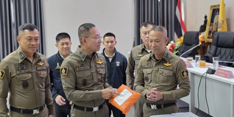 ตํารวจภูธรภาค 2 จับยกแก๊งตัดวงจรอาชญากร “ส่งด่วน” ชิวหัวโจกคนจีนส่งพัสดุสินค้าออนไลน์หลอกให้จ่ายเก็บเงินปลายทางกว่า 120,000 ครั้งชาวบ้านเป็นเหยื่อเพียบเตือนประชาชนไม่สั่ง อย่ารับ อย่าจ่าย