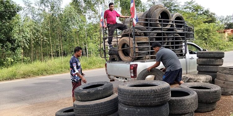 ปราจีนบุรี-มอบยางรถยนต์ให้ทหาร-ตชด.ชายแดนจังหวัดสระแก้วรวบรวมยางรถยนต์เก่าได้3คันรถเพื่อจะได้นำไปทำเบอร์เกอร์ และมีตชด.125 ขอมา