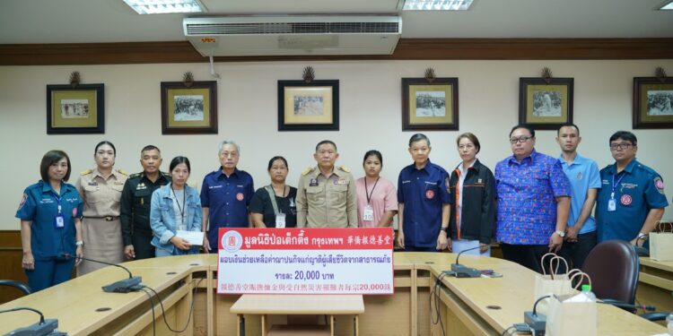 มูลนิธิป่อเต็กตึ๊ง ซับน้ำตา บรรเทาทุกข์ – เยียวยาผู้บาดเจ็บ และมอบเงินช่วยเหลือค่าฌาปนกิจแก่ญาติผู้เสียชีวิตจากเหตุโรงงานพลุระเบิด