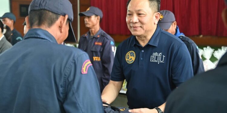 มท.1 นำทีมแม่ทัพมหาดไทย ลงพื้นที่ชายแดนสุรินทร์ ให้กำลังใจชาวบ้าน พร้อมชื่นชมการปฏิบัติหน้าที่ของชุดรักษาความปลอดภัยหมู่บ้าน ”ชรบ.“