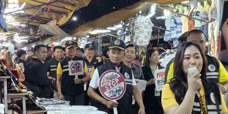 กอ.รมน.ร่วมกับสน.บางรัก ผลึกกำลัง DSI กรมทรัพย์สินและทางปัญญา เดินรณรงค์ต้านสินค้าละเมิดทรัพย์สินทางปัญญา ถนนพัฒน์พงษ์ ย่านสีลม ย้ำหยุดใช้ของปลอม เพื่อปกป้องตัวเองและสังคม