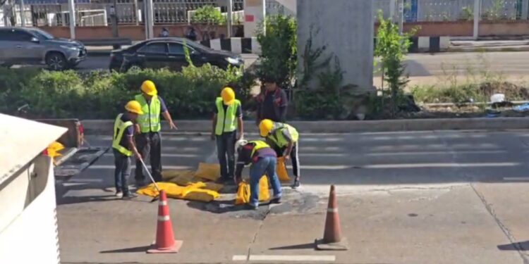 ถนนแจ้งวัฒนะยุบตัวอีก ทำรถยางแตกกว่า 10 คัน จนท.เร่งประสานหน่วยงานแก้ไข