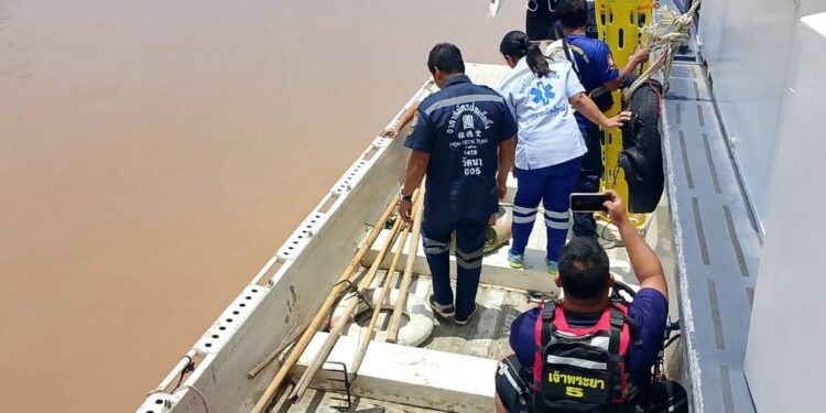 นนทบุรี คลิป 2 หนุ่มฮีโร่ พนักงานเรือไฟฟ้ากระโดดน้ำช่วยหญิงท้อง 5 เดือน คิดสั้นดิ่งแม่น้ำกลางเจ้าพระยา หลังถูกครอบครัว–สามีทอดทิ้ง