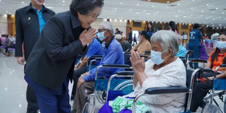 มูลนิธิป่อเต็กตึ๊งขยายโอกาส สร้างอาชีพ สร้างชีวิตอย่างเท่าเทียมแก่ชาวนครราชสีมา มอบอุปกรณ์ประกอบอาชีพแก่สตรี บุรุษ พ่อเลี้ยงเดี่ยว หรือผู้ที่มีความหลากหลายทางเพศ พร้อมมอบวีลแชร์แก่ผู้พิการ และนำหน่วยแพทย์เคลื่อนที่ออกบริการฟรี ณ โรงเรียนสุรนารีวิทยา อำเภอเมือง จังหวัดนครราชสีมา