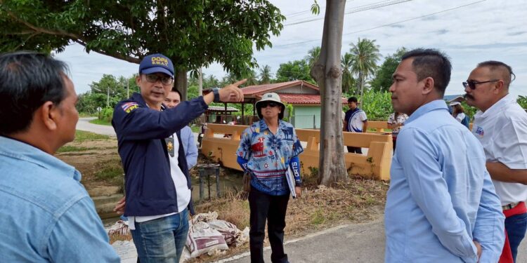 ยายวัย76ปีสุดงง ถูก อบต.ปิดประกาศให้รื้อถอนรั้วเมทัลชีทใน30วัน อ้างคูน้ำเป็นสาธารณะ วอนหน่วยงานเข้าช่วยเหลือ   