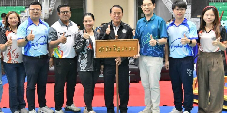 ศาสตราจารย์ ดร.คณิต เขียววิชัย คณบดีคณะศึกษาศาสตร์ มหาวิทยาลัยศิลปากร รักษาราขการแทนผู้อำนวยการโรงเรียนสาธิต มหาวิทยาลัยศิลปากร (มัธยมศึกษา) ให้เกียรติเป็นประธานเปิดงานกีฬาสี DSU Sportday ประจำปีการศึกษา 2568