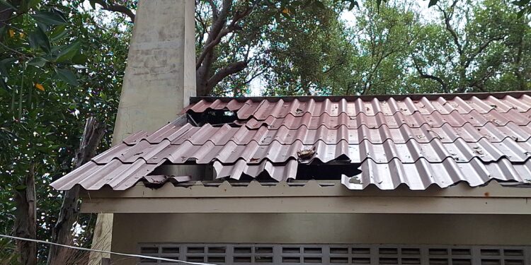 สมุทรปราการ-พายุพัดถล่มวัดขุนสมุทรจีน วัดกลางทะเลหนึ่งเดียวในสมุทรปราการพังเสียหาย เมรุ ศาลาธรรม หลังคาทางเดินจมก้นทะเล 