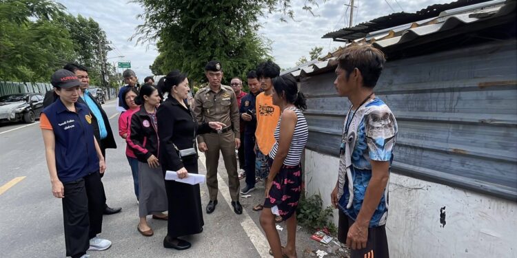 ปทุมธานี “ปวีณา” ตะลึง!! พลเมืองดีส่งคลิปเด็กชาย 7 ขวบ สูบบ้องกัญชาควันโขมงในกระต๊อบ ประสานทุกหน่วยงานเข้าช่วยเหลือทันที