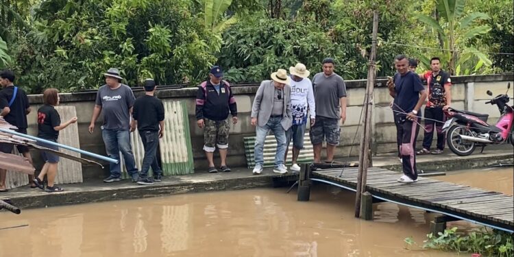 พายุพัดถล่มหนักชาวบ้านได้รับผลกระทบหลังคาบ้านเปิดไปตามแรงลม