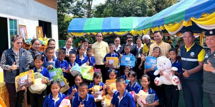 สกลนคร มอบบ้าน โครงการสงเคราะห์สร้างบ้านผู้ยากไร้ เฉลิมพระเกียรติ 