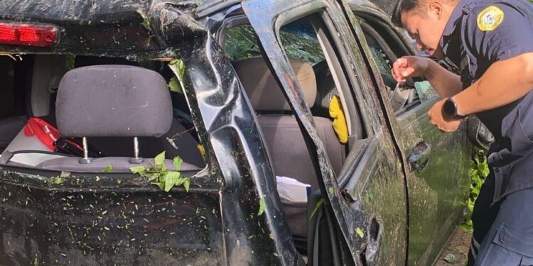 ปราจีนบุรี-ระวังภัย!หนุ่มใหญ่หลับในชนเหล็กกั้น รถพลิกคว่ำรถกระจายเกลื่อนรอดตายปาฏิหาริย์บาดเจ็บเล็กน้อยจากแรงกระแทกเพราะแรงกตัญญู