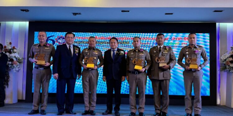 พล.ต.อ.ธนายุตม์   วุฒิจรัสธำรงค์  ที่ปรึกษาพิเศษ ตร.     เดินทางมารับโล่รางวัลเกียรติคุณ “ตันแบบ  ผู้พิทักษ์สันติราษฎร์ ด้านสืบสวนปราบปรามดีเด่น  ในการประชุมใหญ่สามัญประจำปี 2568 ครบรอบ 60 ปี สมาคมหนังสือพิมพ์ส่วนภูมิภาคแห่งประเทศไทย