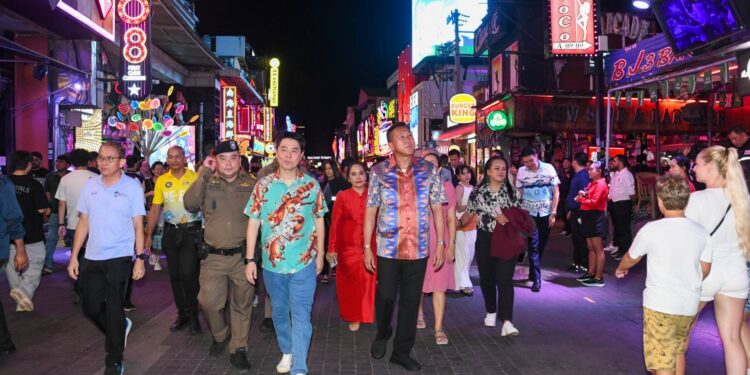 ผู้ว่าฯ ชลบุรีเปิดโครงการปรับปรุงจอ LED วอร์คกิ้งสตรีท แลนด์มาร์กสำคัญของเมืองพัทยา ยกระดับภาพลักษณ์ให้ทัดเทียมนานาชาติ
