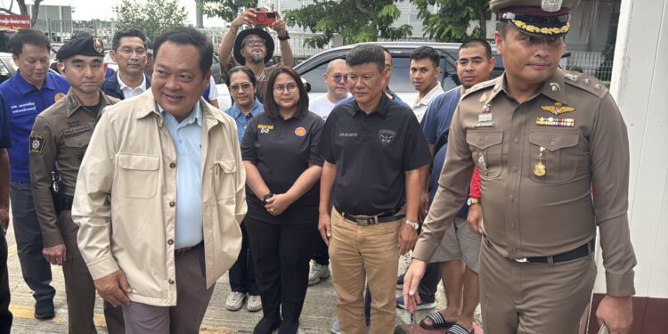 นนทบุรี “ทวี สอดส่อง” บุกสอบเอง คดีนักโทษหนีเรือนจำ แม่โผกอดลูกน้ำตาริน เผยสาเหตุคิดถึงเมีย-ถูกนักโทษกลั่นแกล้ง