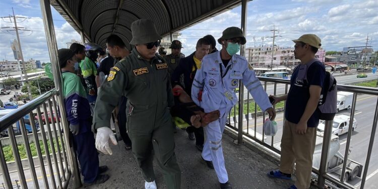 ปทุมธานี นาทีชาร์จช่วยชายอินโดนีเซียทำร้ายตนเองเคลียดโดดสะพานลอย