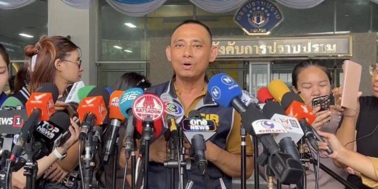 บิ๊กเต่า เผย อดีตพระอลงกต ยอมลาสิกขาแล้ว หลังพูดถึงเรื่องคุณงามความดี-การทำนุบำรุงศาสนา ก่อนเจ้าตัวเทศนาก่อนสึก นานกว่า 20 นาที สอนเรื่องกิเลส-การประพฤติตนของสงฆ์ / ขณะที่ ผู้การปราบปราม ชี้ คดีนี้มียอดเงินสูงกว่า 1 พันล้านบาท ต้องตรวจสอบอย่างละเอียดเกี่ยวข้องบุคคลใดบ้าน ยอมรับ ยากเพราะเงินส่วนใหญ่ที่เบิก-จ่าย เป็นเงินสด / ด้านหมอบียังไม่ให้ความร่วมมือเท่าที่ควร