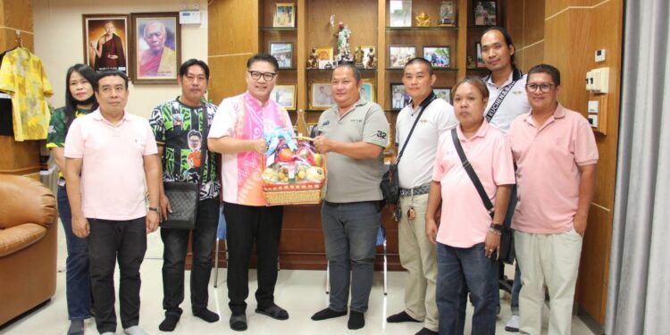 หน่วยงานภาครัฐ ภาคเอกชนตลอดจนข้าราชการ พนักงานเทศบาลตำบลธาตุทองเข้าอวยพรวันเกิดนายเทศมนตรีธาตุทอง อย่างเนืองแน่น