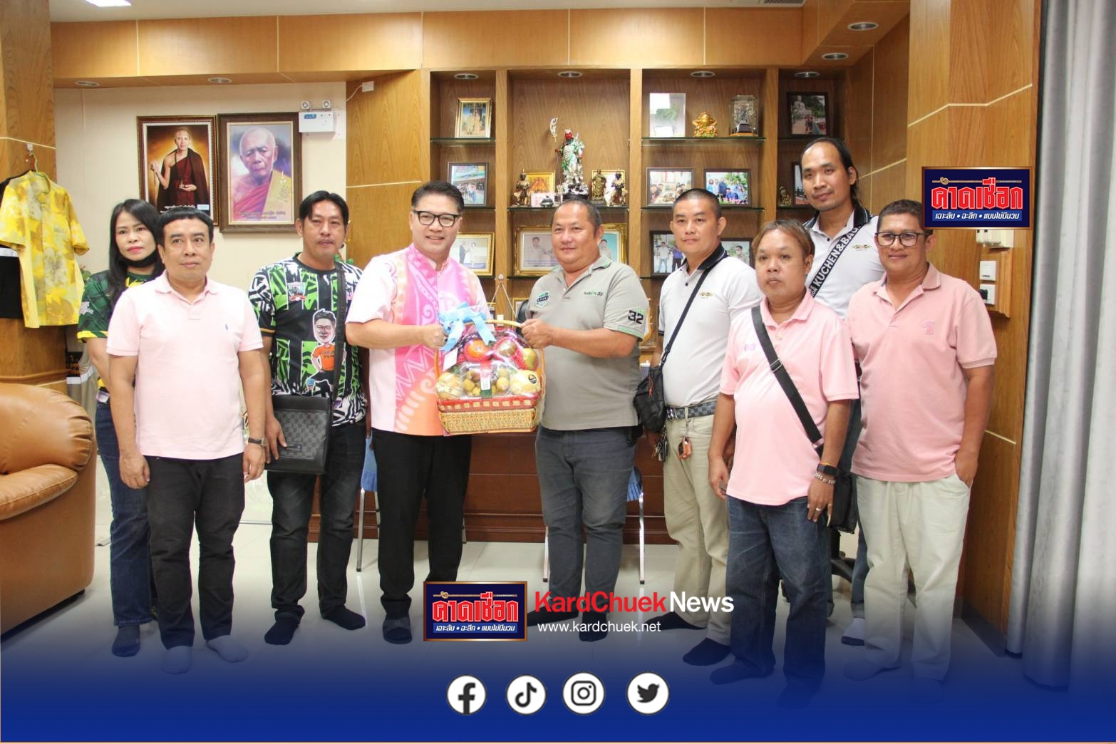 หน่วยงานภาครัฐ ภาคเอกชนตลอดจนข้าราชการ พนักงานเทศบาลตำบลธาตุทองเข้าอวยพรวันเกิดนายเทศมนตรีธาตุทอง อย่างเนืองแน่น