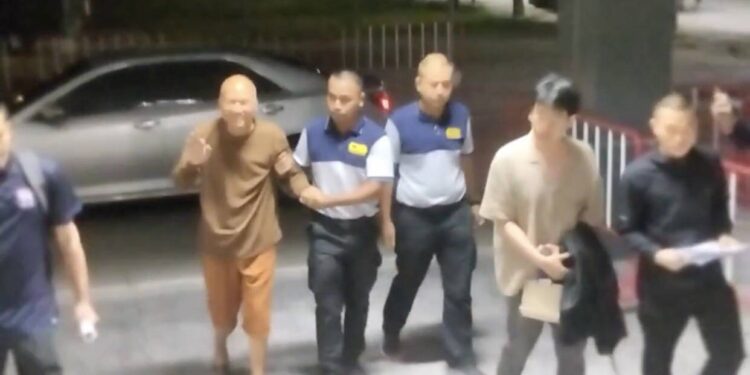 คุมตัวอดีตพระอลงกต-หมอบีเข้าห้องขัง