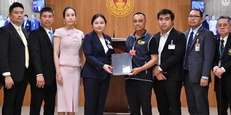 “บิ๊กเต่า” บุกสภา ร้อง “กมธ.ตำรวจ” ขอความเป็นธรรม โผโยกย้าย“นายพลตำรวจ” ย้ำ ให้ยึดพ.ร.บ.ตำรวจ ปี 65 นึกหลักอาวุโส-ความรู้-ความสามารถ-ผลงาน ไม่ใช่ย้อนยุค ใช้ดุลยพินิจ ตั้งคนใกล้ชิด พวกพ้องเพื่อนร่วมรุ่น ลั่น ใครขาว-ใครดำ -ใครเทา ในวงการรู้หมด