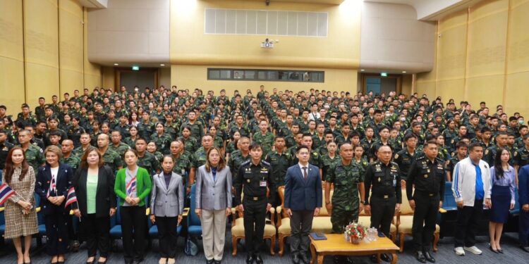 รองแม่ทัพภาคที่ 2 เดินทางมาเป็นวิทยากร “ บูรพารวมใจ ส่งกำลังใจให้ทหาร แนวหน้าปกป้องอธิปไตยชาติไทย”