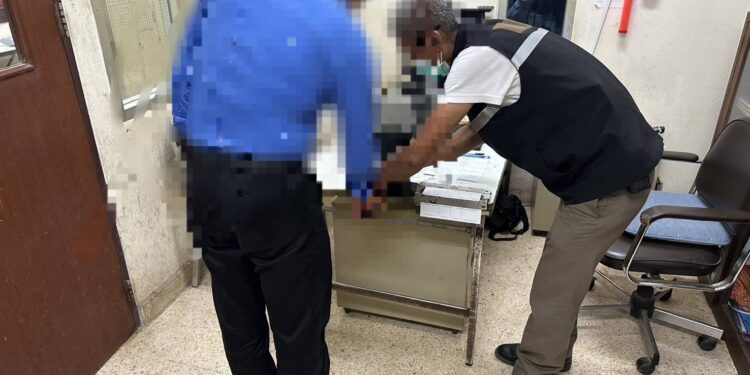 ปราจีนบุรี -(คืบหน้า) – ดำเนินคดีปลัดเทศบาลฯ ส่งลิ้งค์ภาพโป้”หลังชาวบ้านร้องทุกข์..ลูกสาวไปฝึกงานถูกปลัดเทศ!บาลฯ ส่งลิ้งค์ภาพโป๊ผ่านไลน์!”