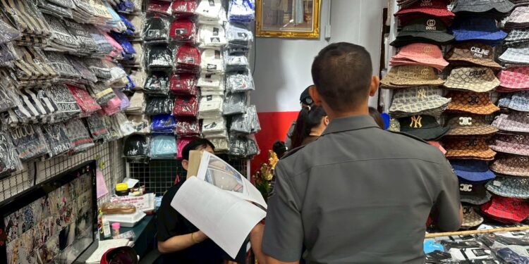 DSI บุกตลาดสำเพ็ง ลุยจับสินค้าละเมิดลิขสิทธิ์กว่า 2 แสนชิ้น มูลค่ากว่า 20 ล้านบาท