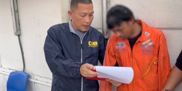 “จับโป๊ะ!!! ดับเพลิงกำมะลอ ผู้ต้องหาคดีค้างเก่าอำพรางตัวด้วยชุดกู้ภัย หวังตบตาเจ้าหน้าที่”