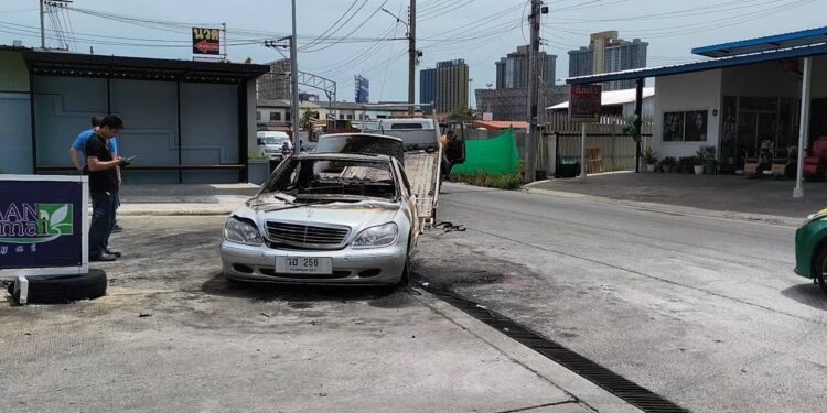 นนทบุรี วงจรปิด นาทีระทึก หนุ่มใหญ่เจ้าของรถวิ่งหนีตาย เรียกรปภ.ช่วยดับเพลิงไหม้รถเก๋งหรูแต่เอาไม่อยู่ วอดเกือบทั้งคัน