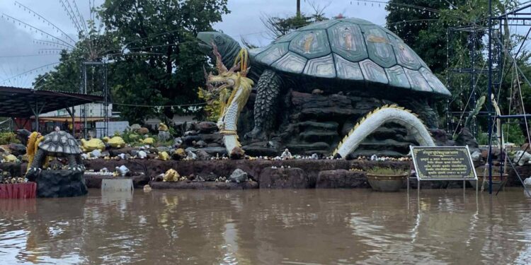 สกลนคร พญาเต่างอยระทมลำน้ำพุงไหลบ่าท่วมลาน งานไหลเรือไฟส่อล่ม