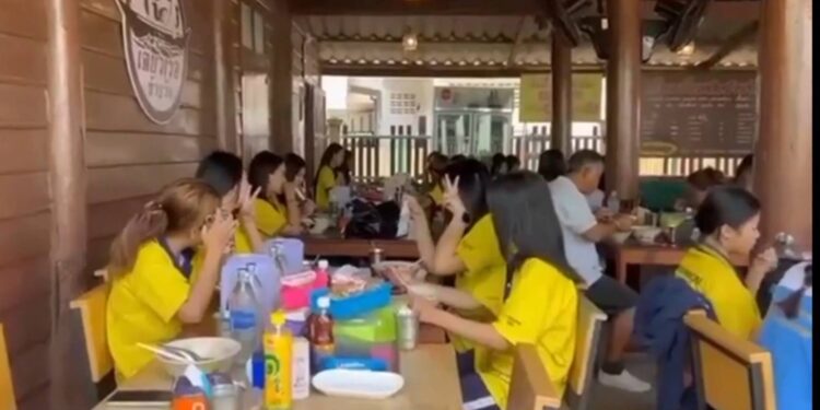 สกลนคร อิ่ม แซ่บกับร้านก๋วยเตี๋ยวเรือท้ายวัด