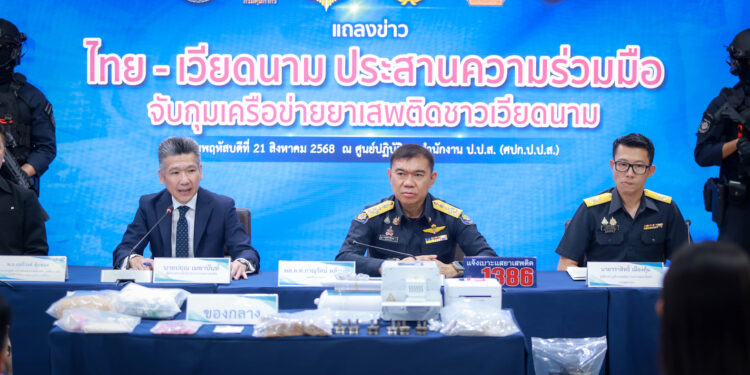 ไทย – เวียดนาม ผนึกกำลังจับกุม 4 ผู้ต้องหา เครือข่ายยาเสพติดข้ามชาติชาวเวียดนาม พร้อมของกลาง คีตามีน เอ็กซ์ตาซี ผงยาอี เครื่องอัดเม็ดพร้อมหัวตอก และอุปกรณ์อัดเม็ดยา