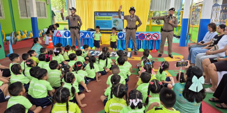 สมุทรปราการ-ศูนย์พัฒนาเด็กเล็กร่วมกับตำรวจจราจรจัดกิจกรรมวิธีเอาตัวรอดเมื่อติดอยู่ในรถ เพื่อลดความสูญเสียในเด็กเล็ก