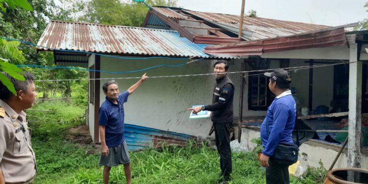 อำนาจเจริญ-พายุ คาจิกิ พัดบ้านเรือนประชาชนเสียหาย ผู้ว่าฯกำชับอำเภอ องค์กรปกครองส่วนท้องถิ่น เร่งสำรวจเพื่อให้การช่วยเหลือผู้ประสบภัยอย่างทันท่วงที พร้อมเฝ้าระวังสถานการณ์ในทุกพื้นที่เสี่ยง