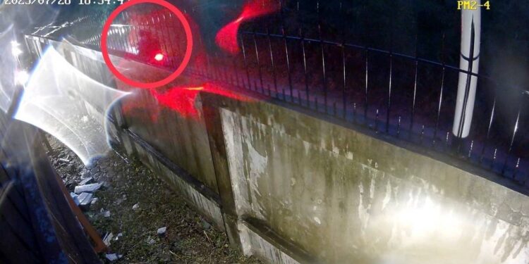 นนทบุรี วงจรปิด ตร.บุกจับแก๊งโจรจีนปีนกำแพงงัดบ้านหรูนักธุกิจชาวแคนาดา กวาดทรัพย์ 1.6 ล้าน ของกลางเพียบ พบมีประวัติลักทรัพย์ที่จีน