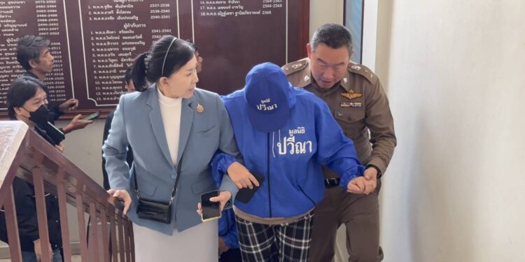 นนทบุรี ต่อข่าว ปวีณาพาเหยื่อสาวผู้ช่วยพยาบาลอดีตผัวโหดบุกบ้านแทงเย็บกว่า 54 เข็ม พบ ผกก.สภ.ไทรน้อย จ่อแจ้งข้อหาเพิ่มพยายามฆ่า