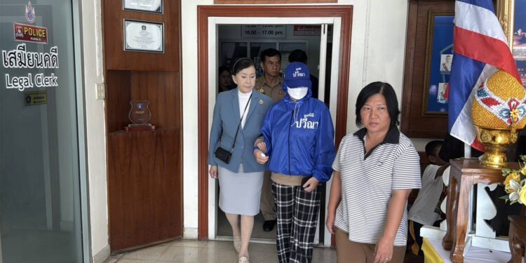 นนทบุรี ต่อข่าว ปวีณาพาเหยื่อสาวผู้ช่วยพยาบาลอดีตผัวโหดบุกบ้านแทงเย็บกว่า 54 เข็ม พบ ผกก.สภ.ไทรน้อย จ่อแจ้งข้อหาเพิ่มพยายามฆ่า