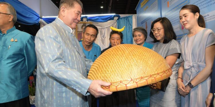 นนทบุรี-เปิดงาน “ศิลปาชีพประทีปไทย OTOP หลอมดวงใจ ด้วยพระบารมี” ปี 2568