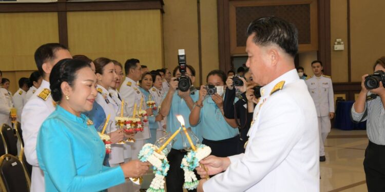 นนทบุรี-จัดพิธีถวายราชสักการะและจุดเทียนถวายพระพรชัยมงคล เนื่องในโอกาสวันเฉลิมพระชนมพรรษา
