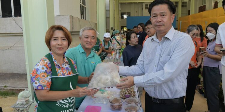 ผู้ว่าราชการจังหวัดนนทบุรีตรวจเยี่ยมตลาดโดมนนท์พัฒนาเศรษฐกิจมูลค่าสูง เศรษฐกิจฐานรากให้ก้าวหน้า และเติบโตอย่างต่อเนื่อง