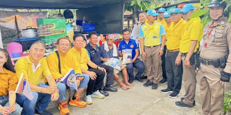 นนทบุรี สภ.ปลายบาง จัดโครงการปั่นจักรยานปันความสุข นำถุงยังชีพมอบให้ผู้ด้อยโอกาส ผู้ป่วยติดเตียงในเขตพื้นที่