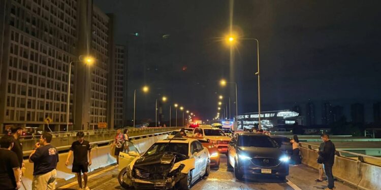 นนทบุรี คลิป แก๊งรถซิ่งประลองความเร็วบนทางด่วนเมืองทองฯ ก่อนเสียหลักชนระเนระนาดนับ 10 คัน