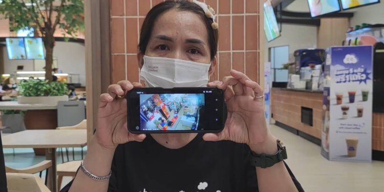 นนทบุรี วงจรปิด แม่ค้าร้านถั่วเจ็บใจ! ถูกโชเฟอร์แท็กซี่ฉก ไอโฟน ขณะเปิดร้านกลางห้างดังย่านศรีสมานหนีลอยนวล